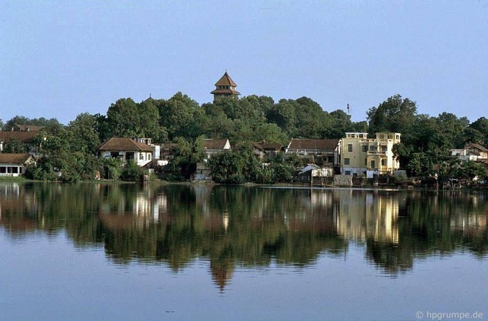 Hồ Tây trước đây còn có các tên gọi khác như Đầm Xác Cáo, Hồ Kim Ngưu, Lãng Bạc, Dâm Đàm, Đoài Hồ, là một hồ nước tự nhiên lớn nhất ở nội thành Hà Nội. Hồ có diện tích hơn 500 ha với chu vi là 18 km. Ảnh chụp năm 1991.
